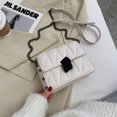 Naiste nahast kott neetide ja metallketiga