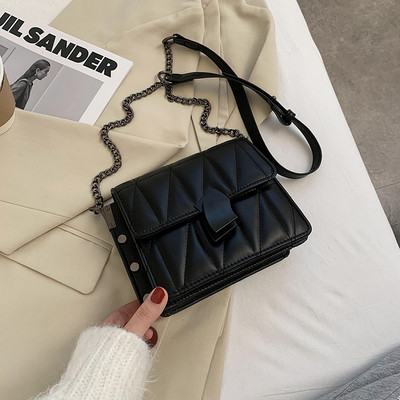 Naiste nahast kott neetide ja metallketiga