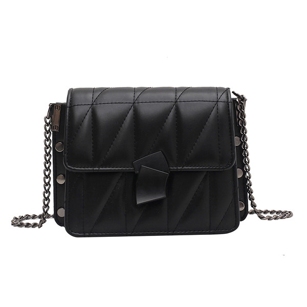 Naiste nahast kott neetide ja metallketiga