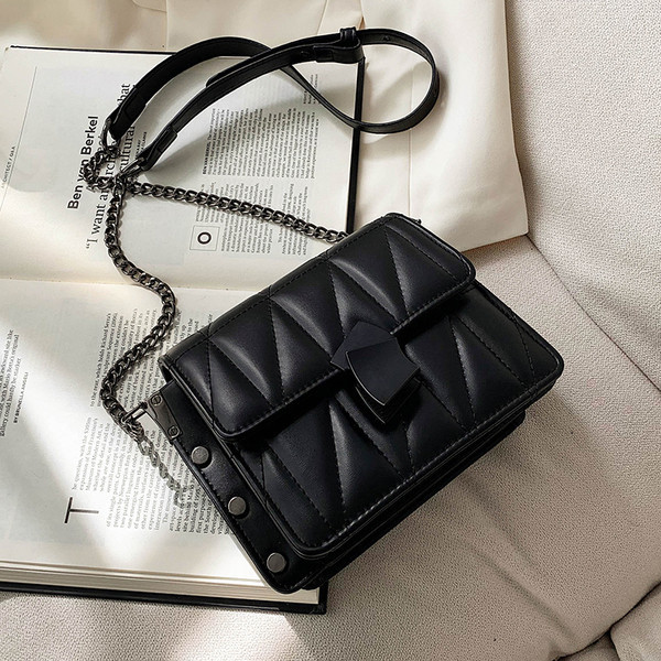 Naiste nahast kott neetide ja metallketiga