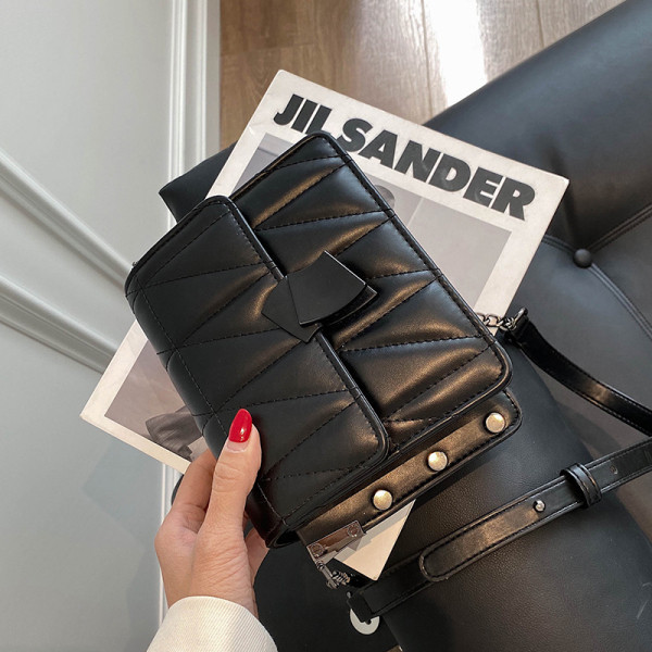 Naiste nahast kott neetide ja metallketiga