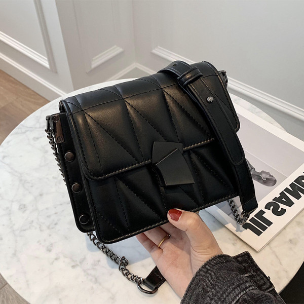 Naiste nahast kott neetide ja metallketiga