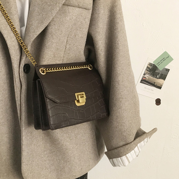 Moderna mala torba s metalnim lancem