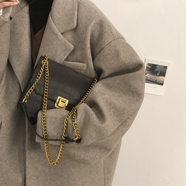 Moderna mala torba s metalnim lancem