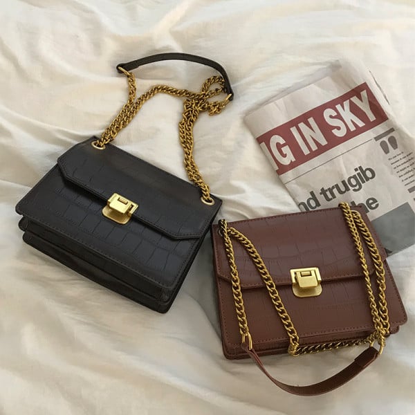 Moderna mala torba s metalnim lancem