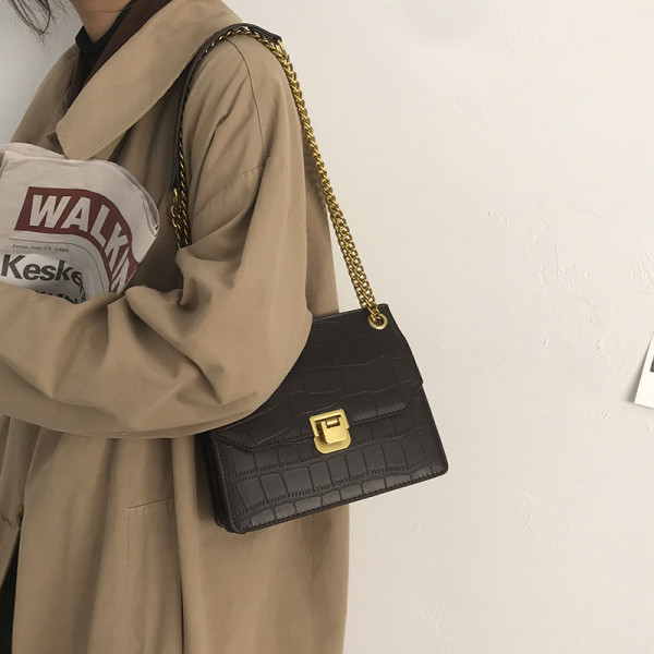 Moderna mala torba s metalnim lancem