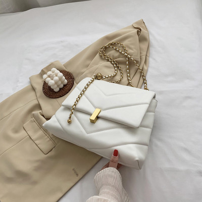 Elegáns kézitáska - boríték típusú fém fogantyúval