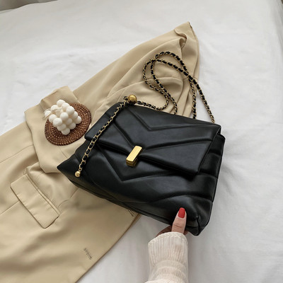 Elegáns kézitáska - boríték típusú fém fogantyúval