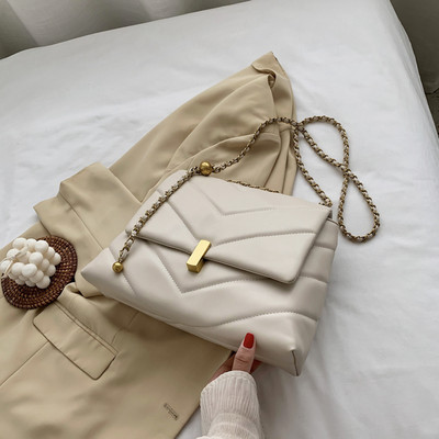 Elegáns kézitáska - boríték típusú fém fogantyúval