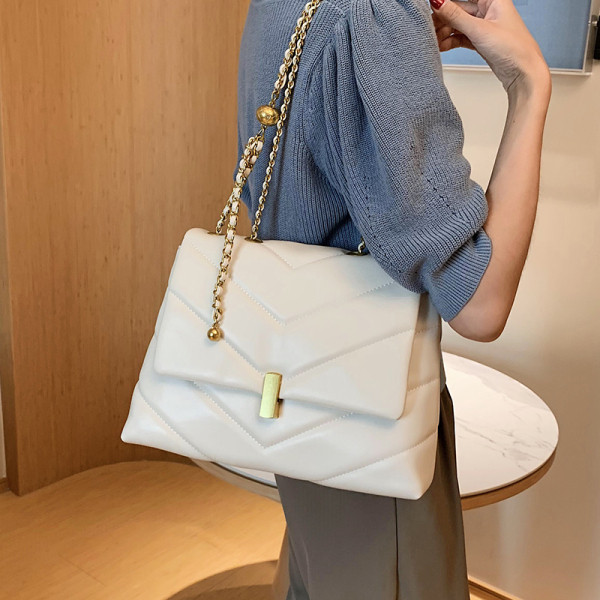 Elegáns kézitáska - boríték típusú fém fogantyúval