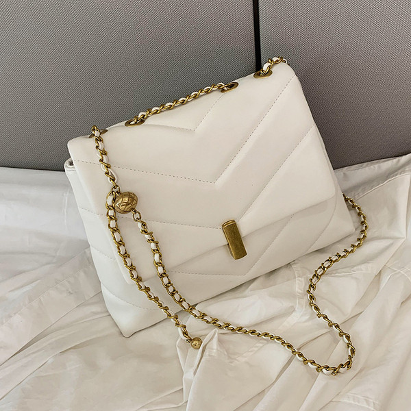 Elegáns kézitáska - boríték típusú fém fogantyúval