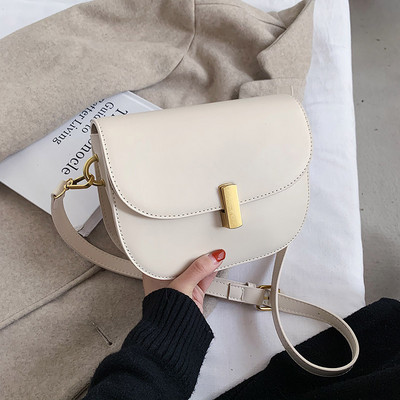 Нов модел малка дамска чанта от кожа с метални елементи 