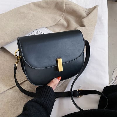 Нов модел малка дамска чанта от кожа с метални елементи 