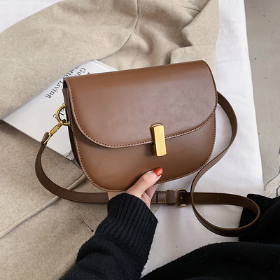 Нов модел малка дамска чанта от кожа с метални елементи 