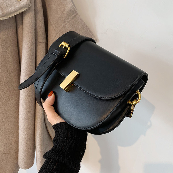 Нов модел малка дамска чанта от кожа с метални елементи 