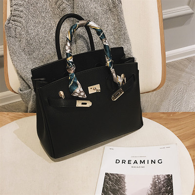 Κλασική γυναικεία τσάντα από οικολογικό δέρμα με μεταλλική αγκράφα