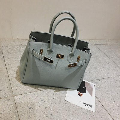 Κλασική γυναικεία τσάντα από οικολογικό δέρμα με μεταλλική αγκράφα