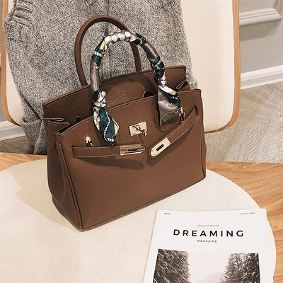 Κλασική γυναικεία τσάντα από οικολογικό δέρμα με μεταλλική αγκράφα