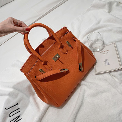 Κλασική γυναικεία τσάντα από οικολογικό δέρμα με μεταλλική αγκράφα