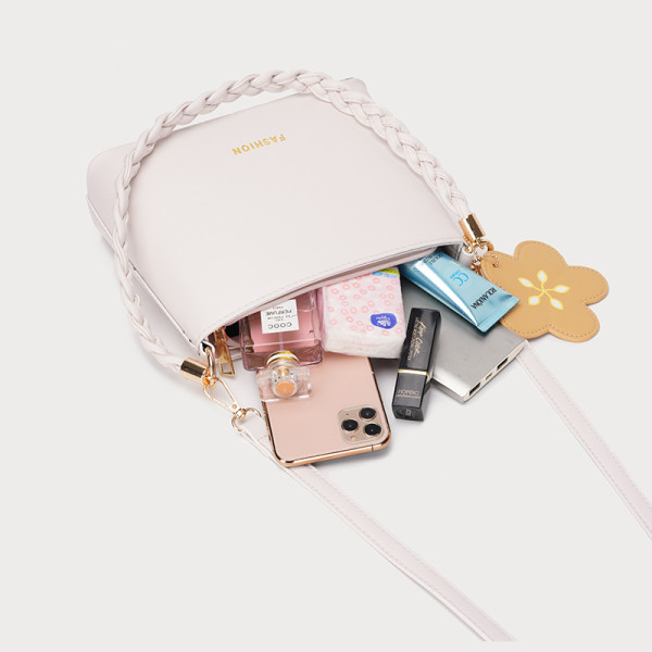 Modern női táska medállal és cipzárral