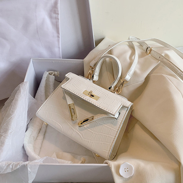 Modern női táska fém rögzítéssel és két füllel