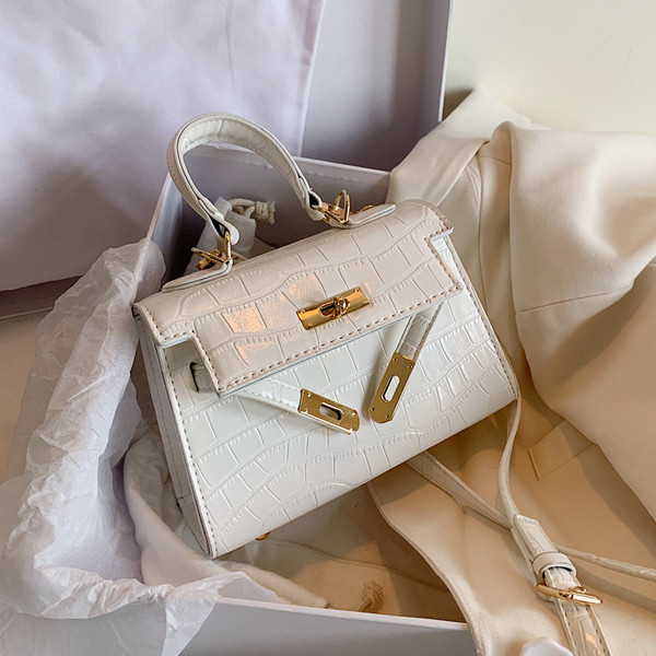 Modern női táska fém rögzítéssel és két füllel