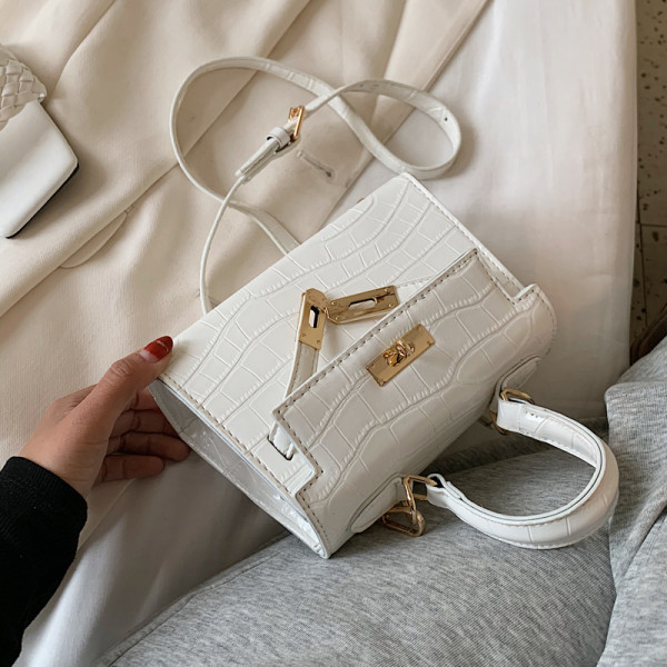 Modern női táska fém rögzítéssel és két füllel