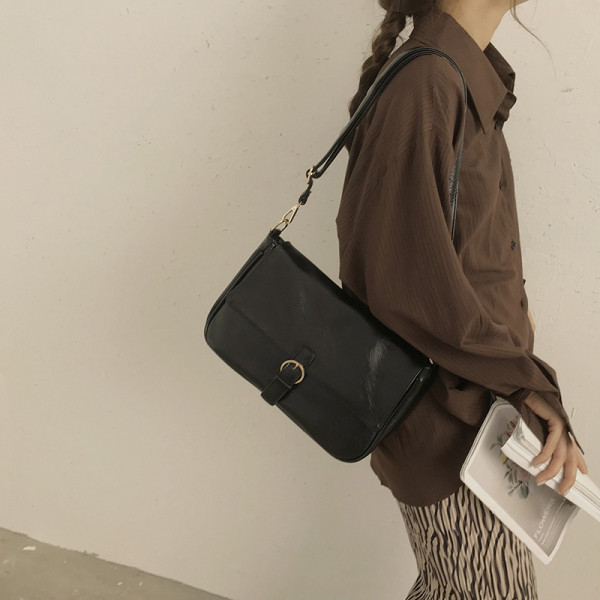 Naiste õhukeste sangadega nahast kott