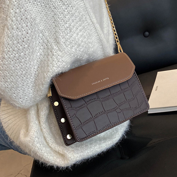 Uue mudeli ajakohane metallelementidega naistekott