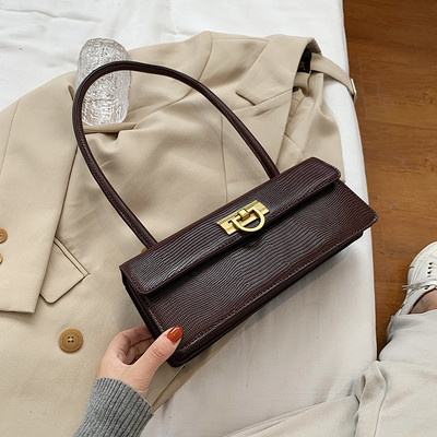 Új modell női bőrtáska fém rögzítéssel és bőr fogantyúval