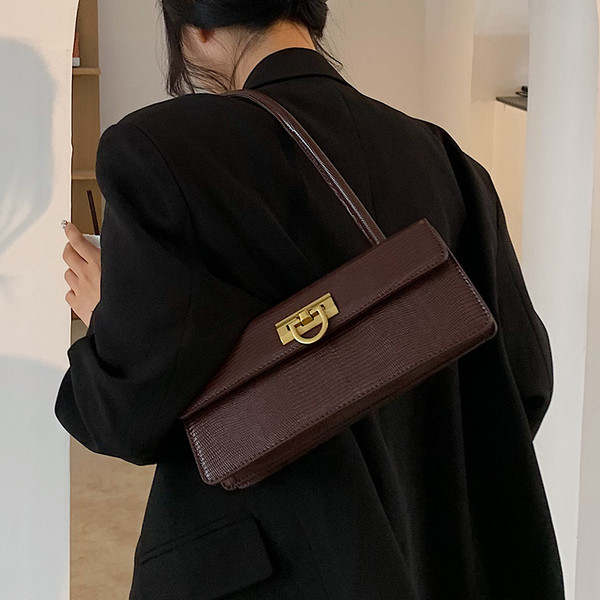 Új modell női bőrtáska fém rögzítéssel és bőr fogantyúval