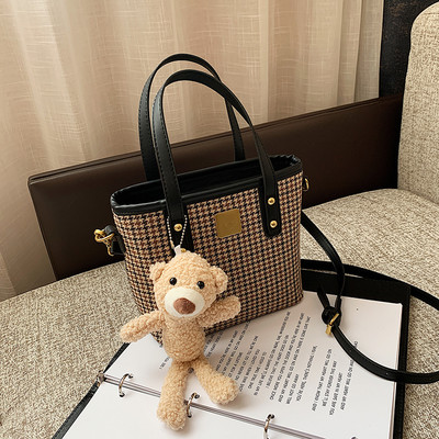 Σύγχρονη γυναικεία τσάντα με αξεσουάρ αρκουδάκι