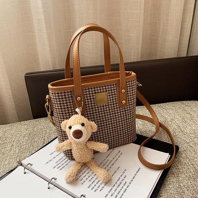 Σύγχρονη γυναικεία τσάντα με αξεσουάρ αρκουδάκι