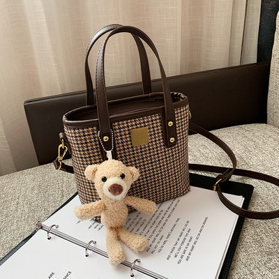 Σύγχρονη γυναικεία τσάντα με αξεσουάρ αρκουδάκι