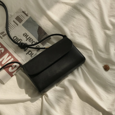 Μια μικρή ρετρό τσάντα κλασικό μοντέλο από δέρμα eco