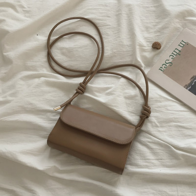 Μια μικρή ρετρό τσάντα κλασικό μοντέλο από δέρμα eco