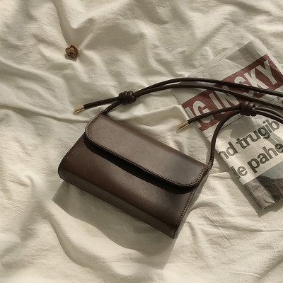 Μια μικρή ρετρό τσάντα κλασικό μοντέλο από δέρμα eco