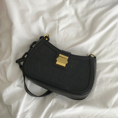 Kis bőrtáska fém díszítéssel