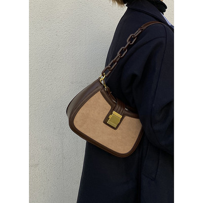 Kis bőrtáska fém díszítéssel