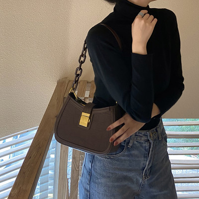 Kis bőrtáska fém díszítéssel