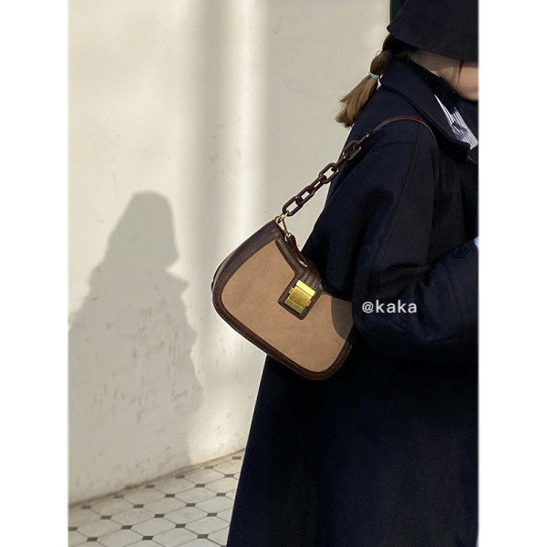 Kis bőrtáska fém díszítéssel