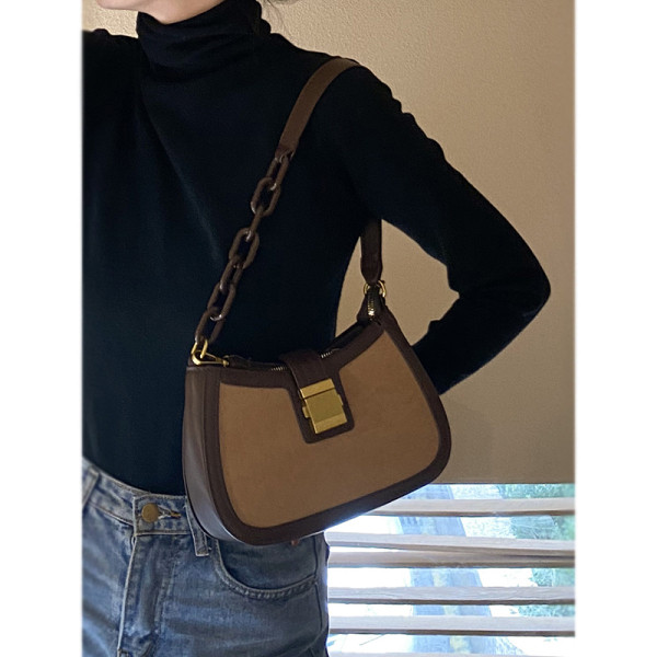 Kis bőrtáska fém díszítéssel