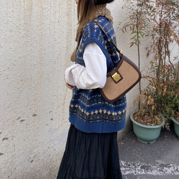 Kis bőrtáska fém díszítéssel