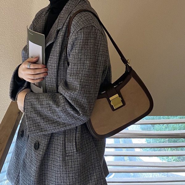 Kis bőrtáska fém díszítéssel