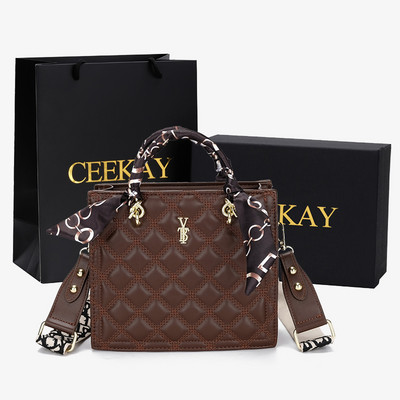 Naiste nahast kott metallist elemendi ja kahe sangaga