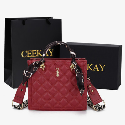 Naiste nahast kott metallist elemendi ja kahe sangaga