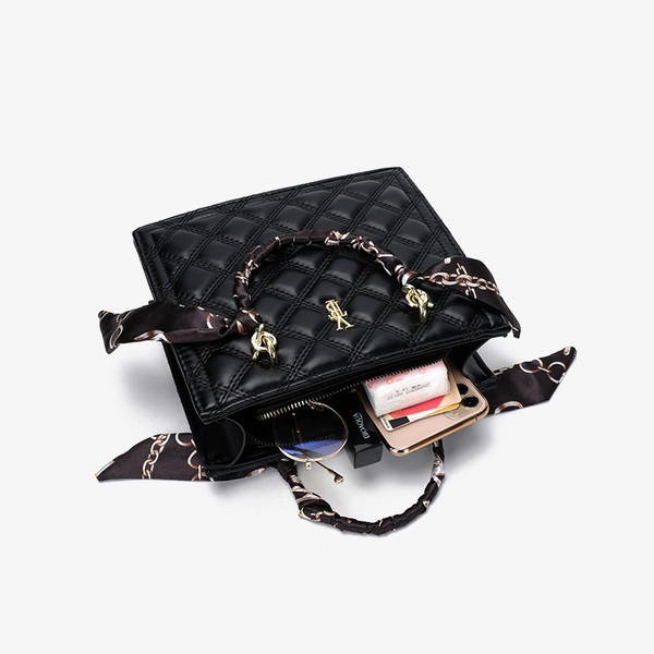 Naiste nahast kott metallist elemendi ja kahe sangaga