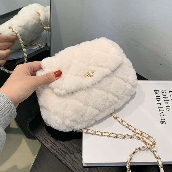 Női pehelytáska hosszú lánccal