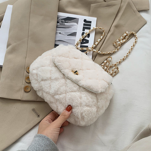 Női pehelytáska hosszú lánccal