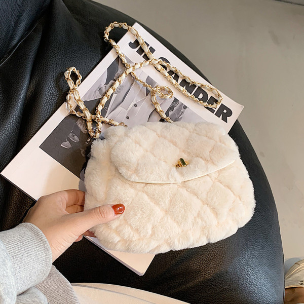 Női pehelytáska hosszú lánccal